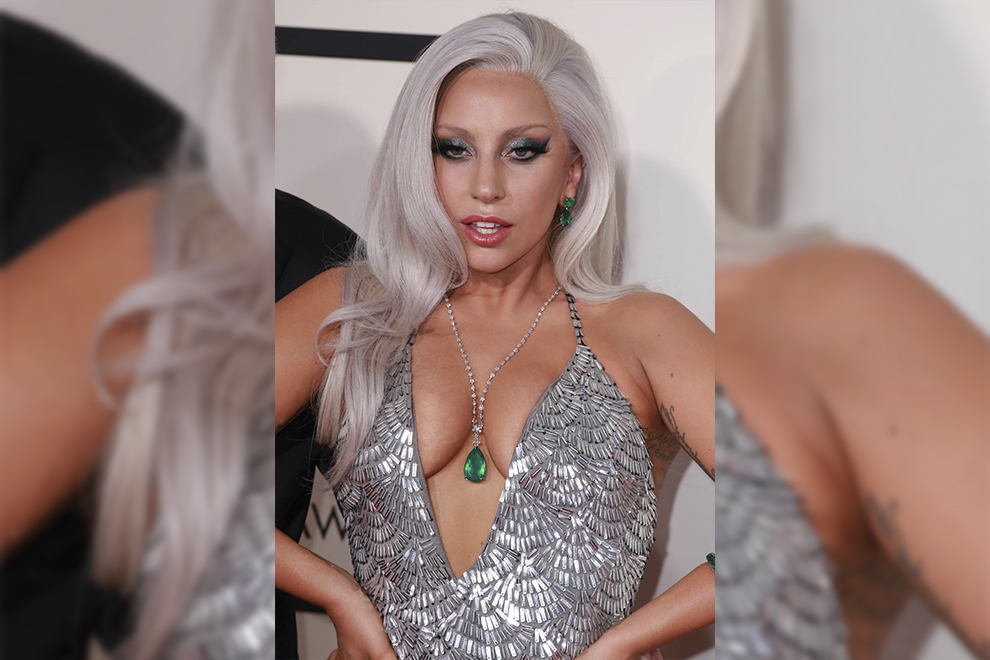 Леди Гага обнажила грудь