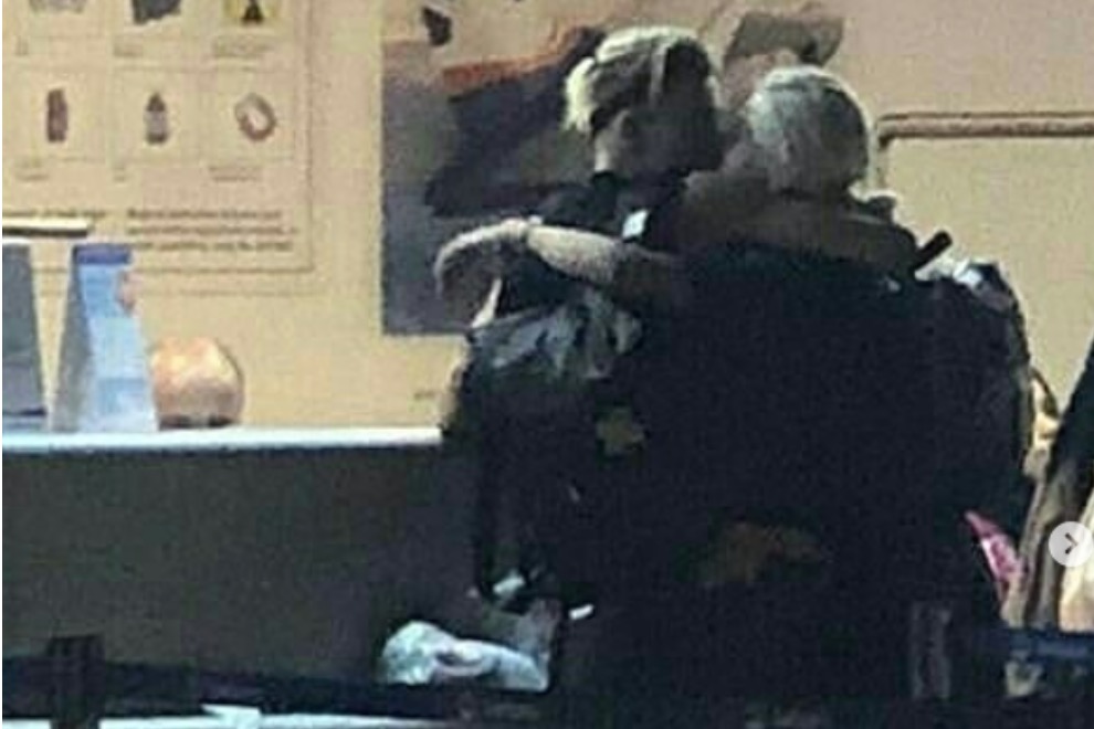 Ивлеева и Элджей целуются у стойки регистрации в аэропорту
