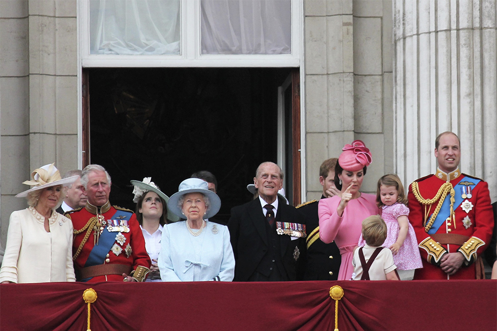 «Маркл добилась своего!» — королева Елизавета II покидает дворец в Виндзоре