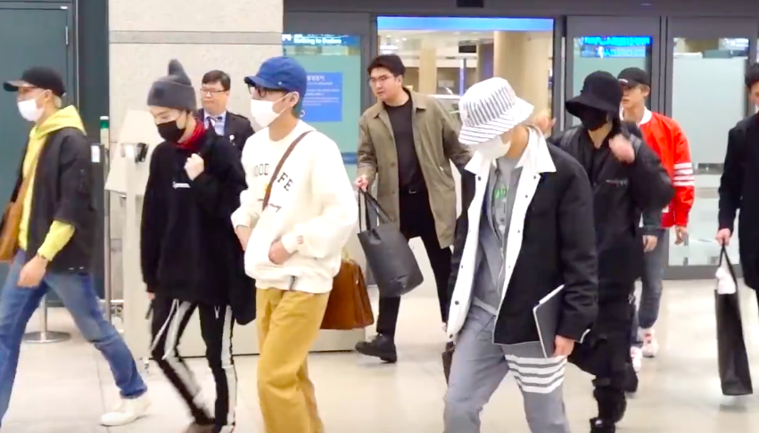 BTS  пообщались с ARMY и журналистами в аэропорту