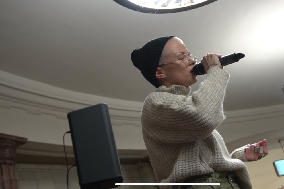 Артист Black Star Дана Соколова теперь поёт в  метро