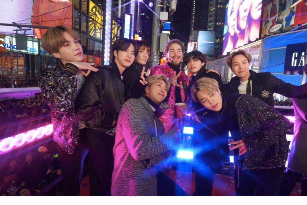BTS и Post Malone устроили групповые обнимашки на Таймc сквер