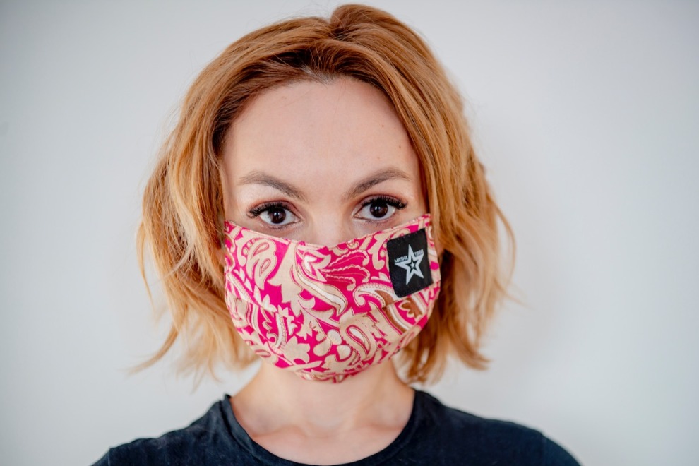 Дизайнер Маша Цигаль возобновила выпуск масок для лица