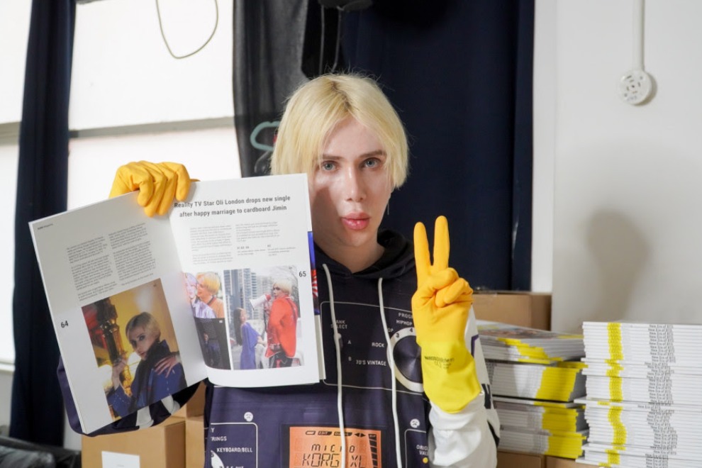 Оли Лондон скупил 5000 копий журналов с BTS, чтобы показать свою любовь к Чимину