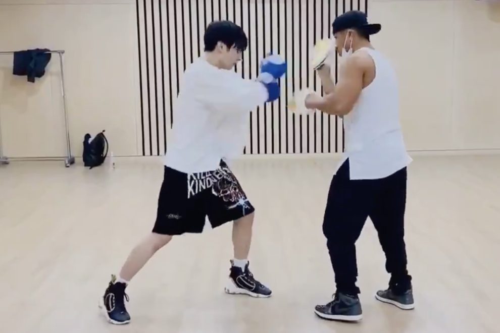 Чонгук из BTS начистил лицо своему тренеру по боксу
