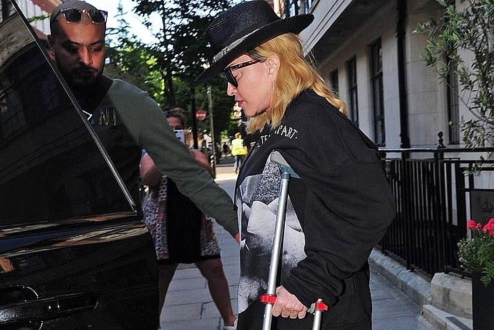 61-летняя Мадонна передвигается на костылях