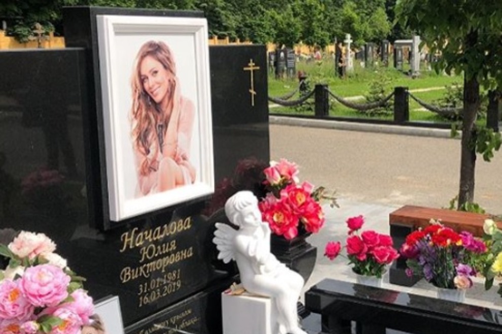 Зачем на могиле Юлии Началовой поставили черный памятник?