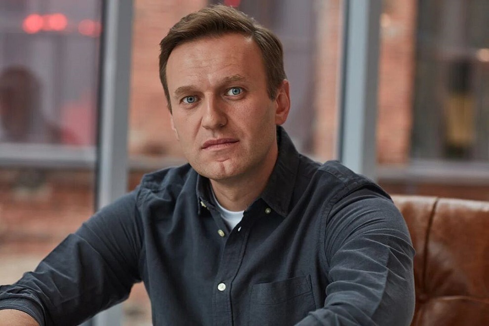 Очнулся! Первое фото Алексея Навального