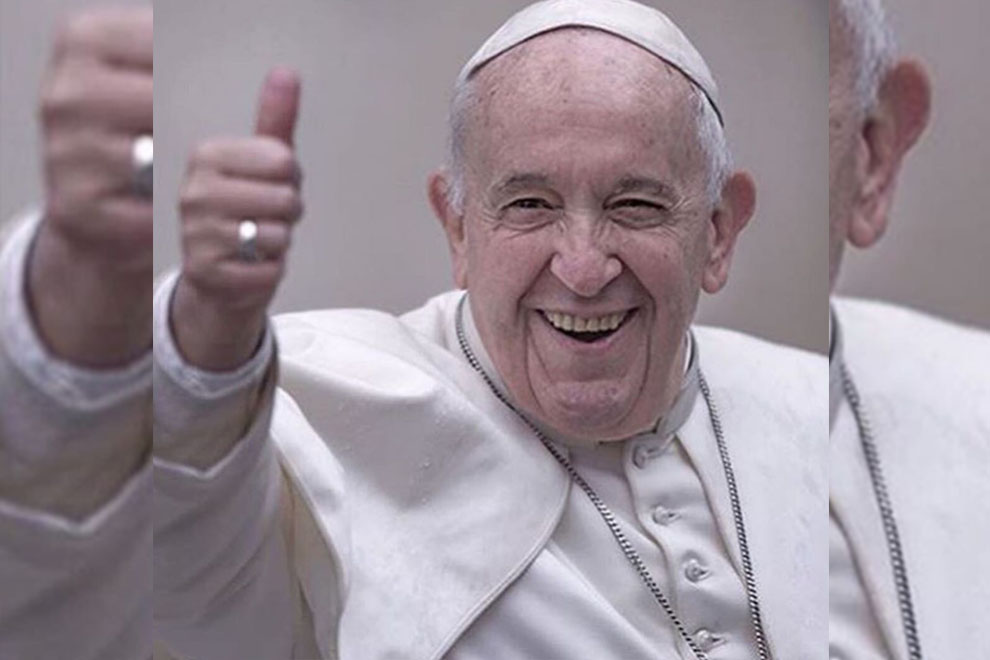Папа Римский закрутил роман с пышногрудой моделью