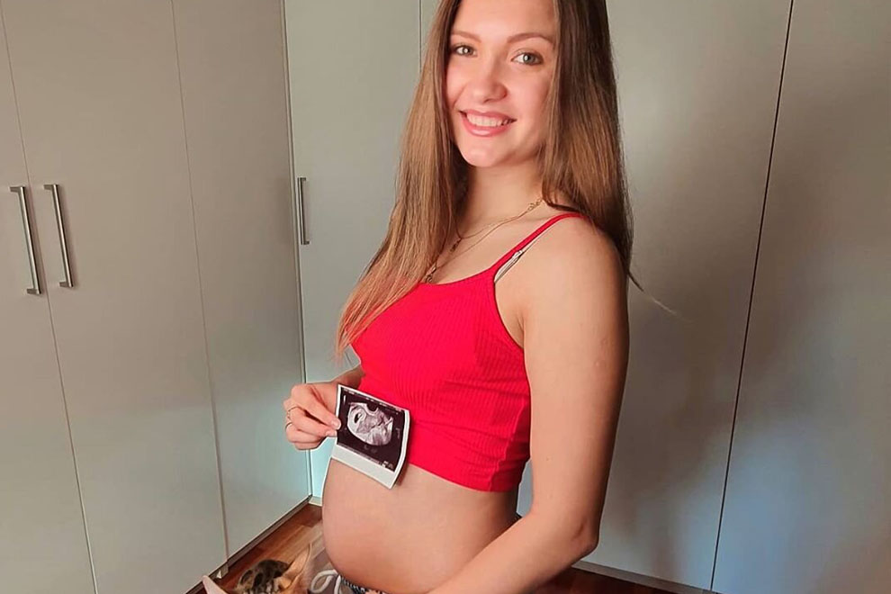 Беременная спортсменка Алена Кулакова продает место крёстного за айфон