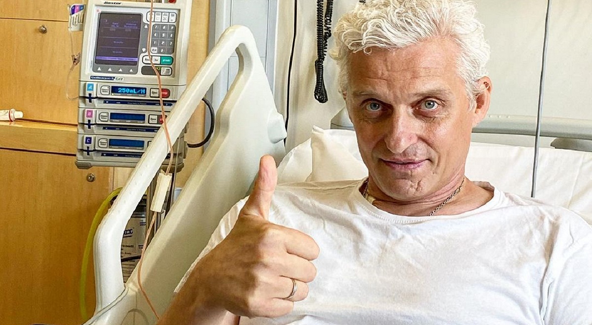 Онкобольной Олег Тиньков в слезах упал на колени перед донором, спасшим ему жизнь: «Спасибо огромное!»