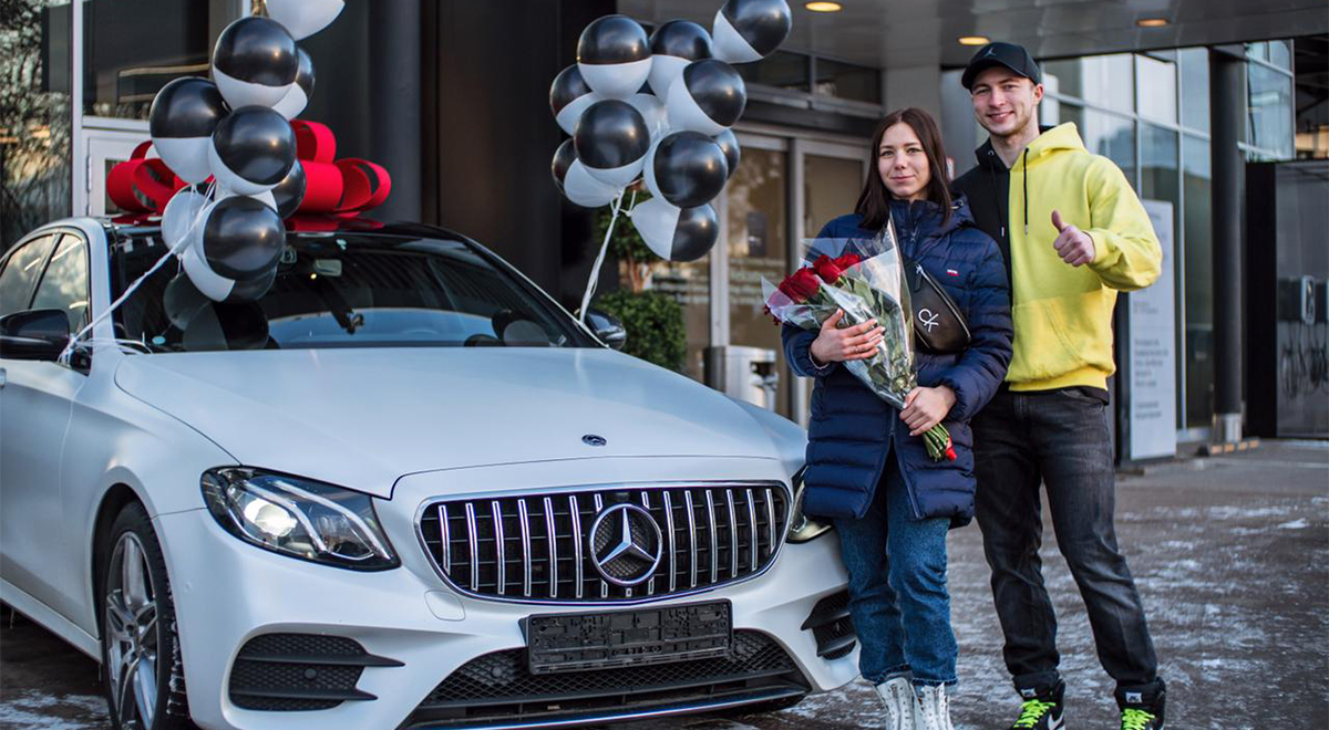 Самый популярный тиктокер в России подарил машину своей девушке за 4 000 000