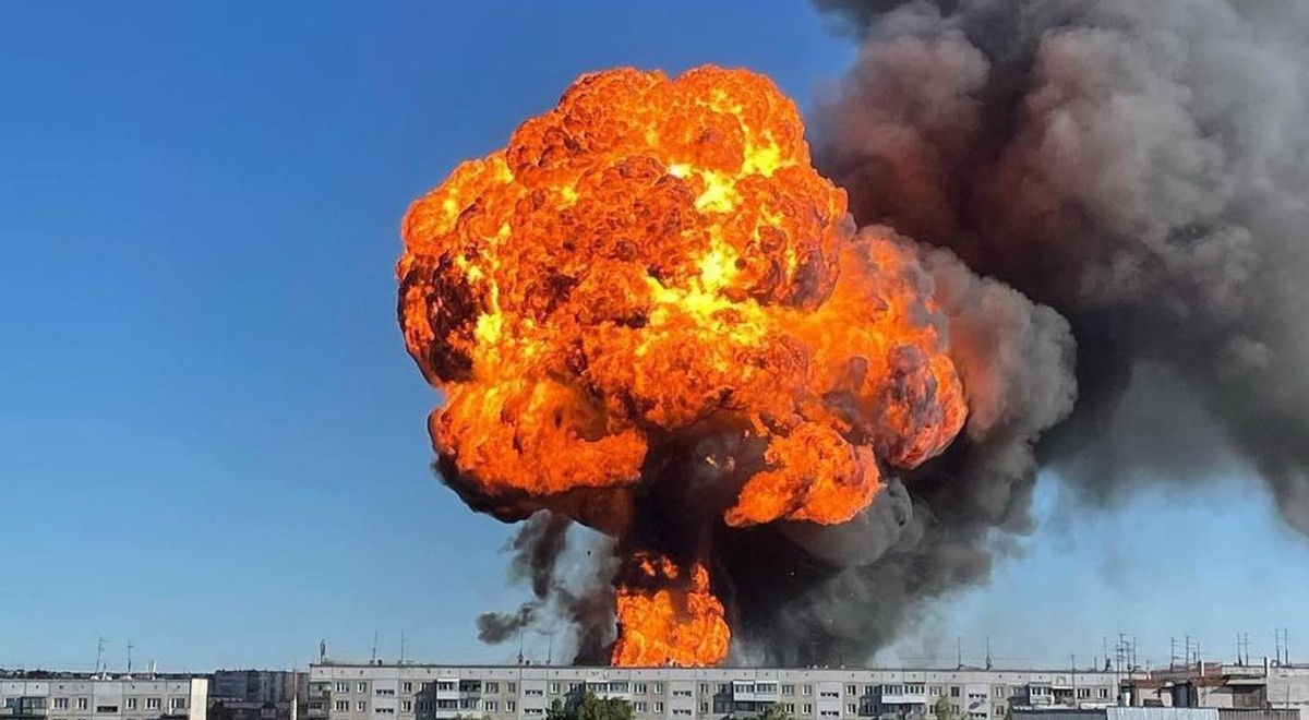 Люди выбегают обгоревшие! В Новосибирске взорвалась газовая АЗС