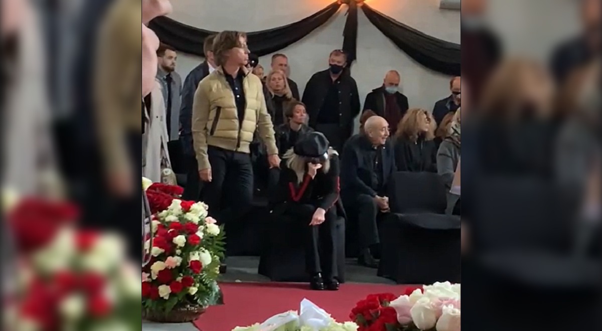 Алла Пугачева рыдает у гроба Бориса Краснова