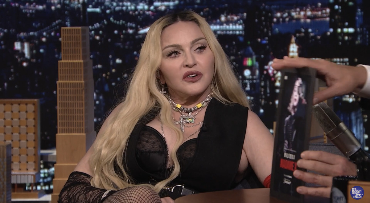 63-летняя Мадонна оголилась в прямом эфире на ТВ и показала всем свою накаченную попу. Ведущий шоу был в шоке!