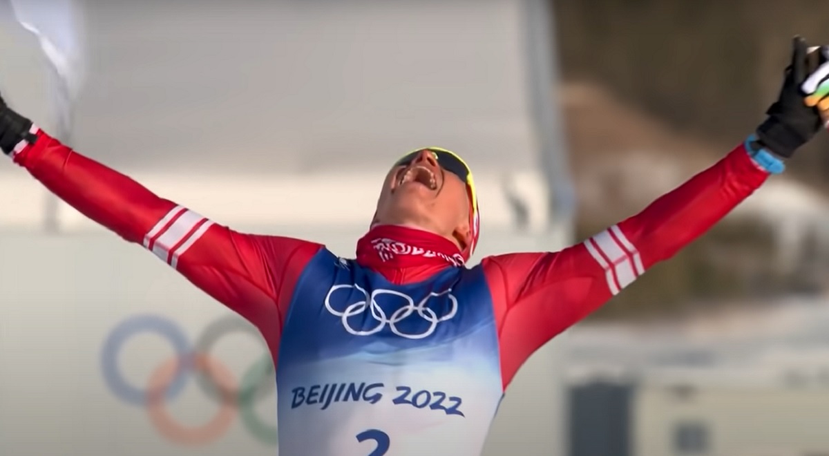Допрыгался! Александр Большунов сломал пьедестал во время получения золотой медали на Олимпийских играх