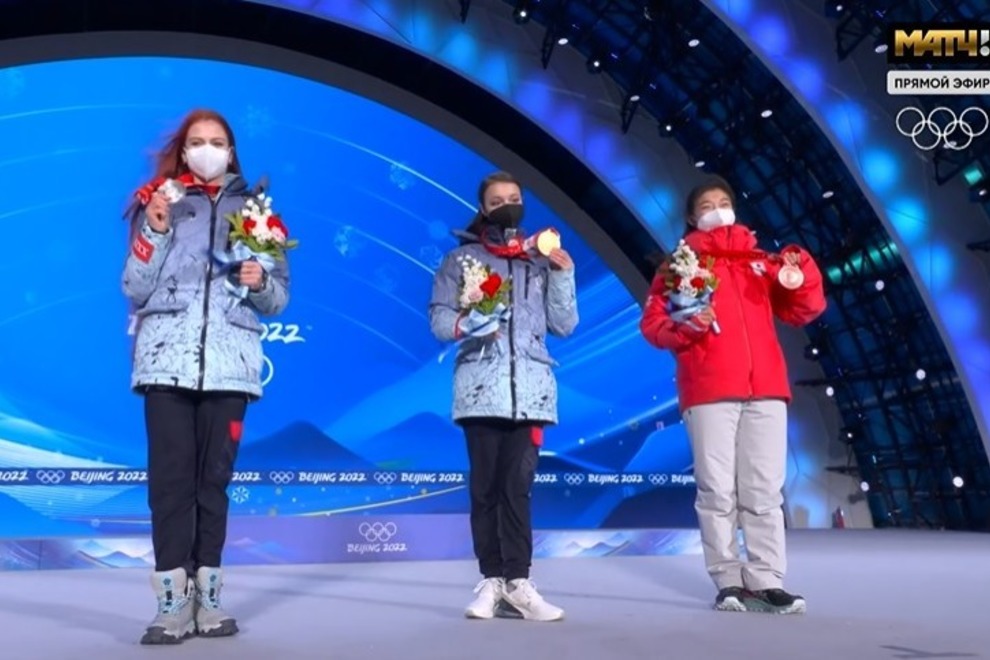 Церемония награждения российских фигуристок на Олимпиаде: Трусова дерзит репортерам, а Щербакова призналась, чем занималась всю ночь