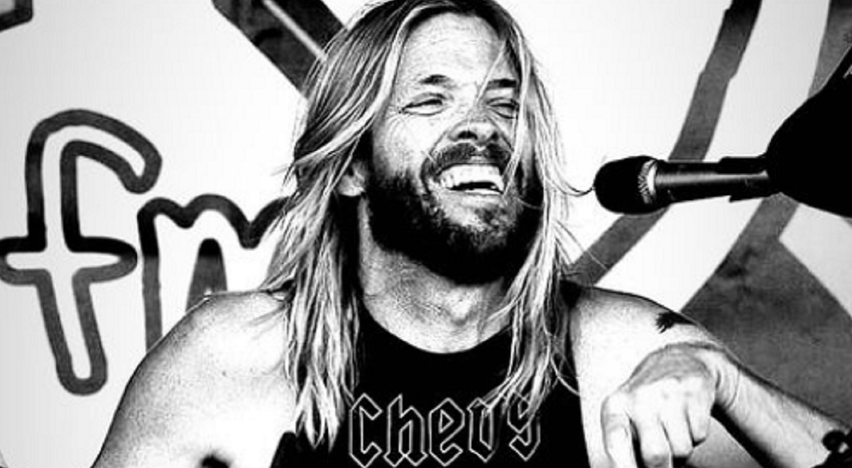 На месте смерти барабанщика Foo Fighters Тейлора Хокинс собрались поклонники