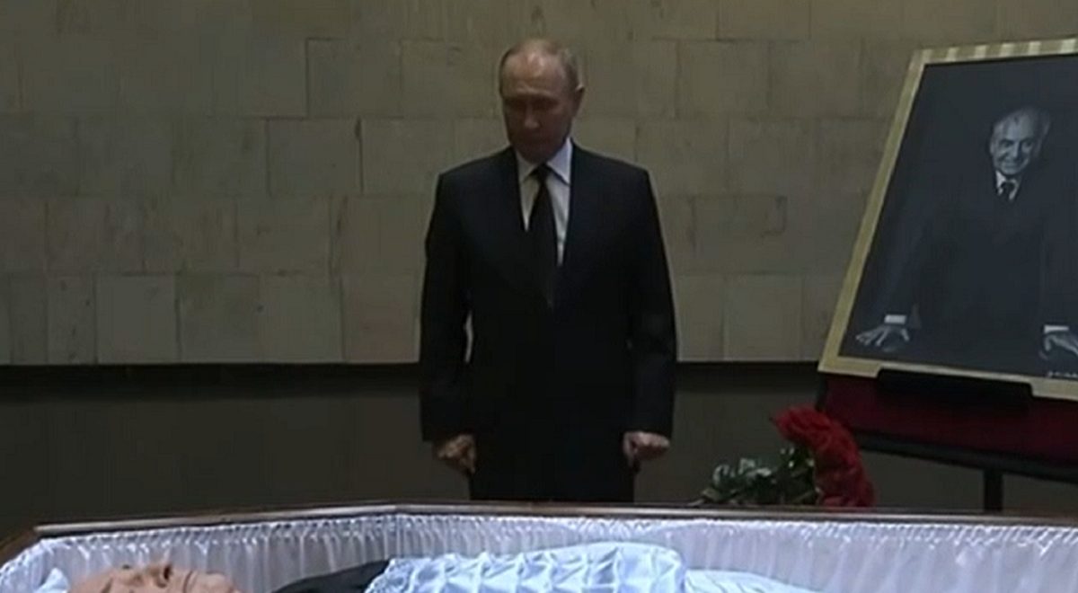 Видео: Путин возложил цветы алых роз у открытого гроба Горбачева