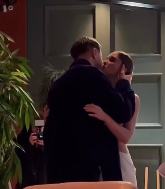 Жаркий поцелуй и нежные объятия: DAVA и Агата Муцениеце взорвали Интернет -  фото! – POPCAKE