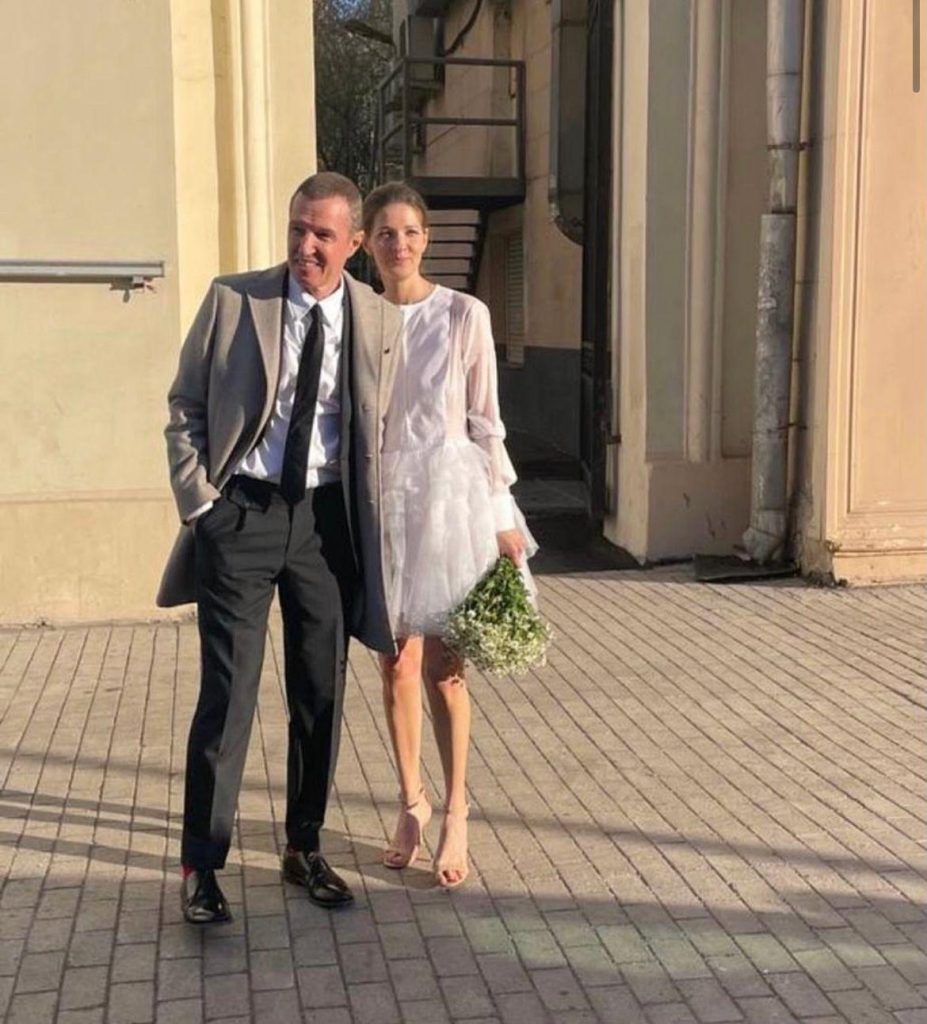 Ржавая труба на фоне и дешевый букет: первое фото со свадьбы Игоря Верника  и его молодой жены шокировало россиян – POPCAKE