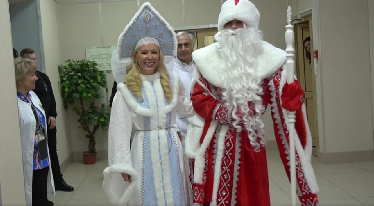 «Участниками СВО гордимся!» — SHAMAN и Мизулина поздравили россиян с Новым годом в костюмах Деда Мороза и Снегурочки