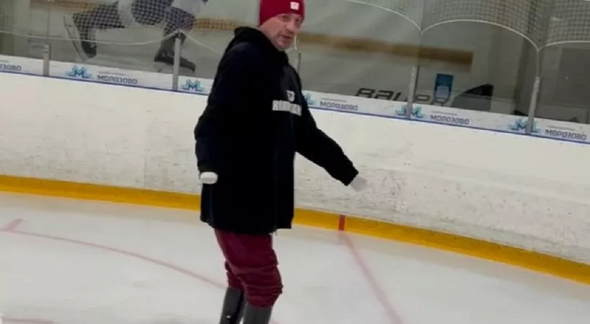 Видео: Костомаров впервые встал на коньки после ампутации конечностей