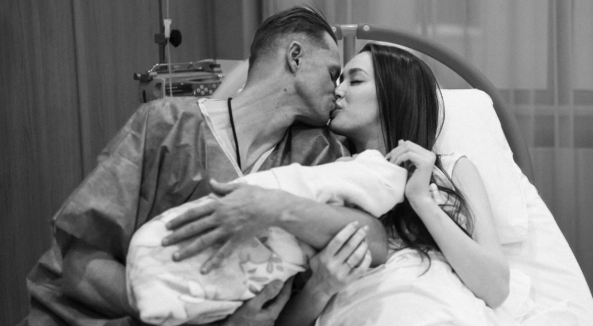 Дмитрий Тарасов и Анастасия Костенко поделились первыми кадрами родов и показали новорожденного сына