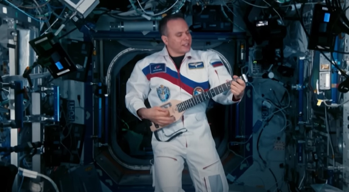 «Я каждый день просыпался в 4 утра»: космонавт Сергей Корсаков рассказал, как снимал клип в космосе