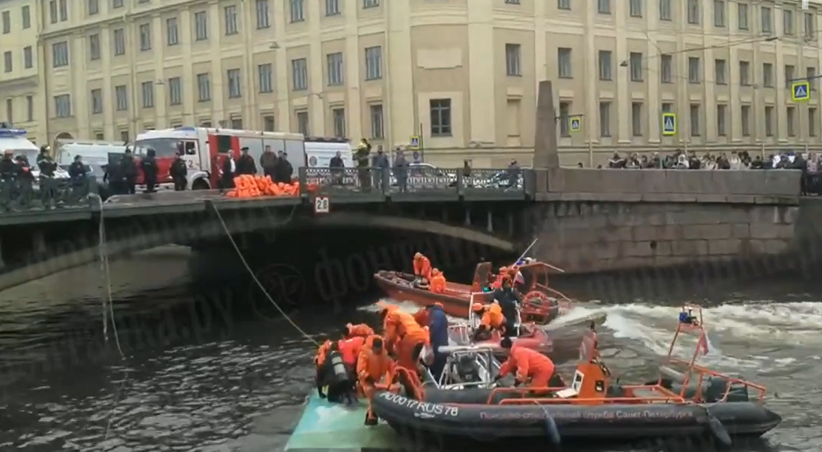 Очевидцы кидались в воду, чтобы спасти пассажиров: Первые подробности  затонувшего в Питере автобуса